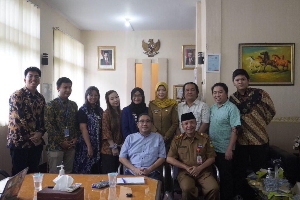 IKI dan Mahasiswa Prasetya Mulya dan Kepala Dinas Dukcapil Kabupaten Kuningan