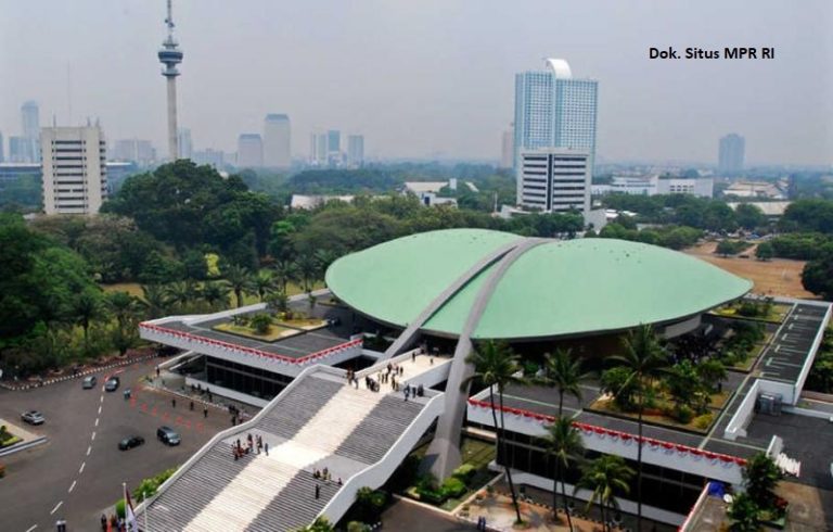 Warga negara geram atas tunjangan rumah Rp. 50 juta per bulan untuk anggota DPR. Hal ini disalurkan dalam bentuk aksi protes Bubarkan DPR