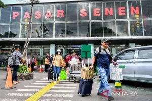 Stasiun Pasar Senen salah satu gerbang pendatang masuk Jakarta. Sumber foto ANTARA/FOTO/Rivan Awal Lingga/foc/aa