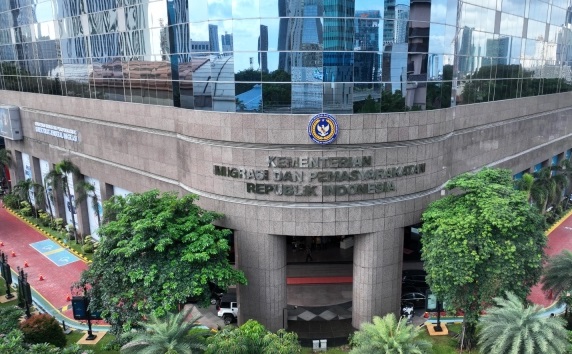 Aturan Baru Imigrasi tertuang dalam SE Ditjen Imigrasi dan Pemasyarakatan. Mewajibkan WNA datang ke kantor imigrasi untuk perpanjangan izin tinggal.