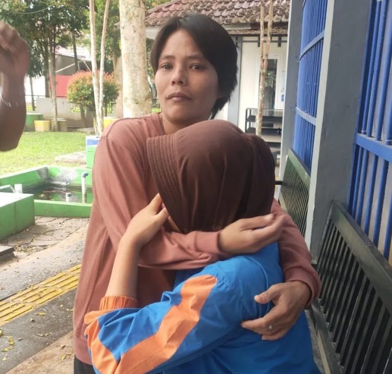 Tragedi yang dialami Amira terjadi karena proses tidak legal di masa lalu yang dilakukan ketika orangtua yang bersangkutan bekerja di Malaysia.