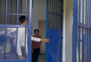 Amira setelah dilaporkan seseorang ke kantor imigrasi terkait status kewarganegaraannya. Akhirnya mengalami bolak balik deportasi antara pihak Indonesia dan Malaysia.