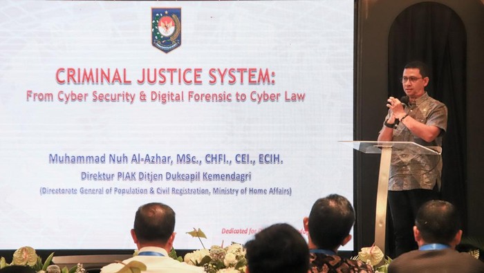 Muhammad Nuh Al-Azhar selaku Direktur PIAK Ditjen Dukcapil Kemendagri menyatakan bahwa Kemendagri berkomitmen untuk memprioritaskan keamanan data warga.
