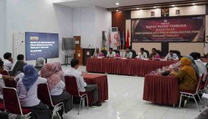 Suasana Rapat Pleno Triwulan IV Tahun 2025 KPU Bantaeng libatkan Dukcapil dan pemangku kepentingan lainnya.