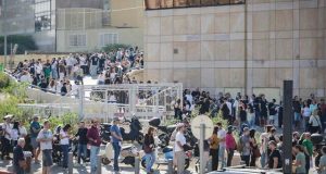 Ribuan warga Israel antre untuk memperoleh kewarganegaraan Portugal.