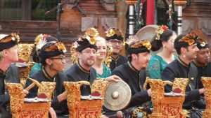 Para Pemain Gamelan dan Penari "Tunas Mekar" grup yang terdiri dari Warga Negara Amerika pencinta gamelan dan tarian Bali saat tampil di Taman Budaya, Bali. Digunakan untuk ilustrasi artikel Bali diserbu WNA Permintaan Jadi WNI Meningkat.