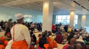 Suasana ruang tunggu di bandara. Ribuan jamaah umroh asal Indonesia belum bisa pulang ke tanah air.