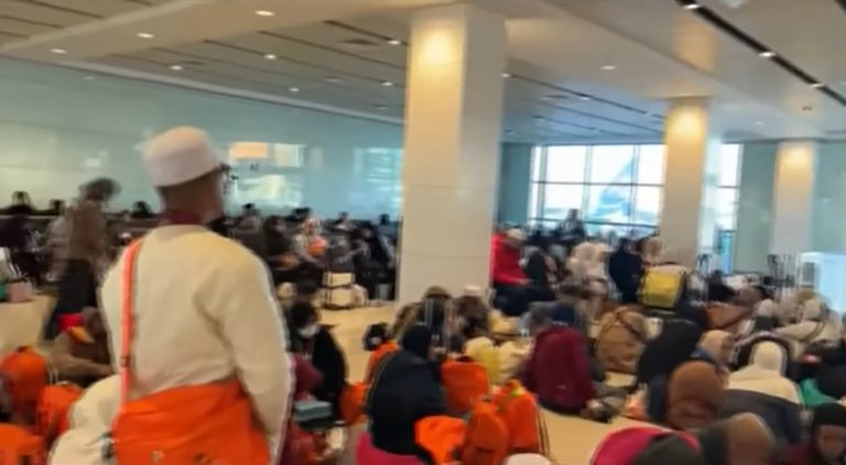 Suasana ruang tunggu di bandara. Ribuan jamaah umroh asal Indonesia belum bisa pulang ke tanah air.