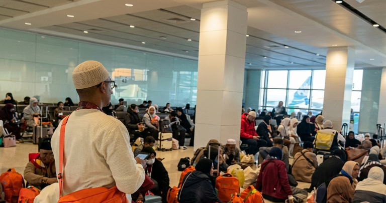 Suasana ruang tunggu di bandara. Ribuan jamaah umroh asal Indonesia belum bisa pulang ke tanah air.