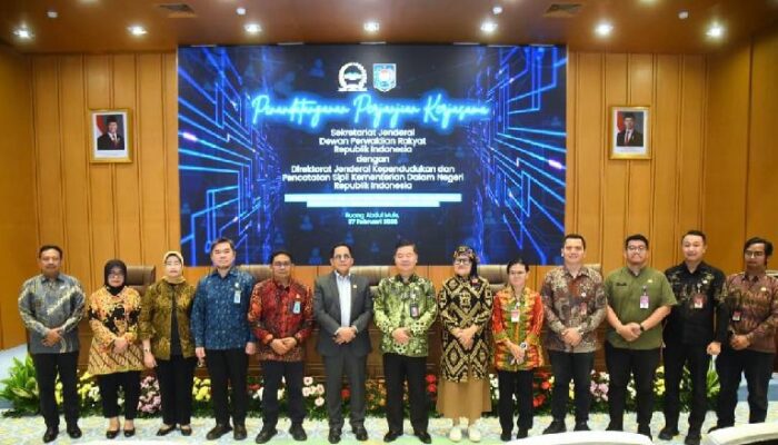 Foto bersama setelah penandatanganan perpanjangan kerjasama antara DPR RI dan Dukcapil dengan prioritas penguatan akurasi data.