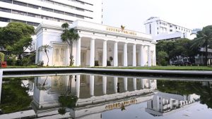 Pemerintah melalui Kementerian Luar Negeri memastikan bahwa perlindungan WNI adalah prioritas utama saat ini.