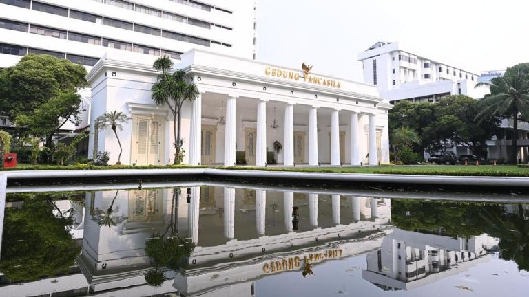 Pemerintah melalui Kementerian Luar Negeri memastikan bahwa perlindungan WNI adalah prioritas utama saat ini.