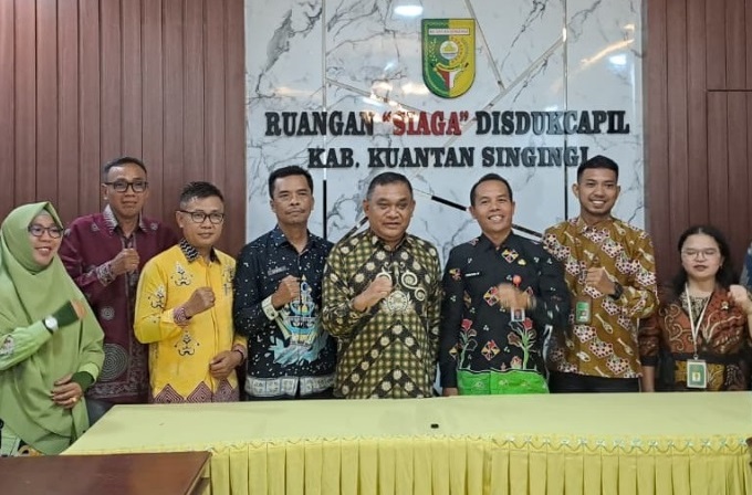 Integrasi layanan antara dukcapil dan pengadilan negeri Teluk Kuantan di Kabupaten Kuantan Singigi (Kuansing) adalah praktik baik di Kuansing.
