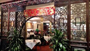 Amerika dan Indonesia di masa lalu pernah menerapkan diskriminasi rasial terhadap Tionghoa. Kita perlu belajar dari masa lalu untuk masa depan yang lebih baik.