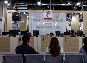 Suasana ruang tunggu Kantor Dinas Dukcapil Kota Surabaya. Dinas Dukcapil akan blokir ribuan eks suami omdo yang tidak menjalankan kewajiban pasca perceraian.
