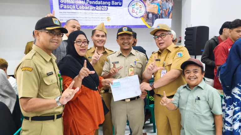 Kampung Akuarium dapat Bina Kependudukan dari Sudin Dukcapil Jakarta Utara.
