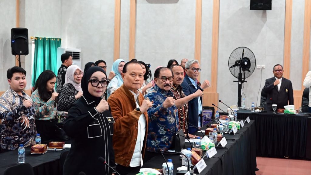 RUU Hukum Perdata Internasional: Apa Manfaatnya bagi WNI? Tampak Adang Daradjatun (berjaket coklat) diantara Anggota Pansus HPI DPR RI.