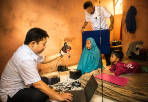 Nenek Beben Saleha, penyandang tunanetra di Tangerang Selatan, bersama cucunya setelah menjalani perekaman iris mata untuk penerbitan KTP dan KK oleh Disdukcapil Kota Tangerang Selatan.