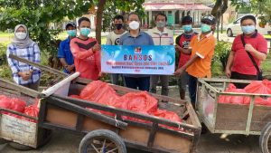 Penyerahan bantuan sosial Yayasan IKI, dilakukan oleh beberapa pengurus Yayasan IKI