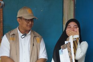 Dirjen AHU Menyatakan bahwa Indonesia Tidak Mengenal Istilah Stateless saat Menyerahak SK WNI kepada 7 Warga Keturunan Filipina di Bitung.