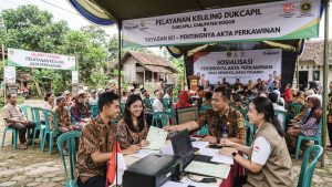 pentingnya pencatatan pernikahan untuk melindungi hak anak, akta kelahiran, dan kepastian hukum keluarga.