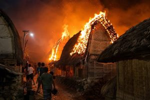 Kampung Adat Sade di Lombok Tengah Terbakar. Dukcapil Terbitkan Kembali KTP hingga Akta Kelahiran Warga Korban Kebakaran.