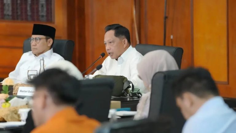 Agar Bansos Tepat Sasaran: Mendagri Tito Karnavian dalam Rapat Tingkat Menteri di Kementerian Sosial Usulkan agar Agen Perlinsos Gunakan Pindai Wajah Berbasis data Dukcapil.