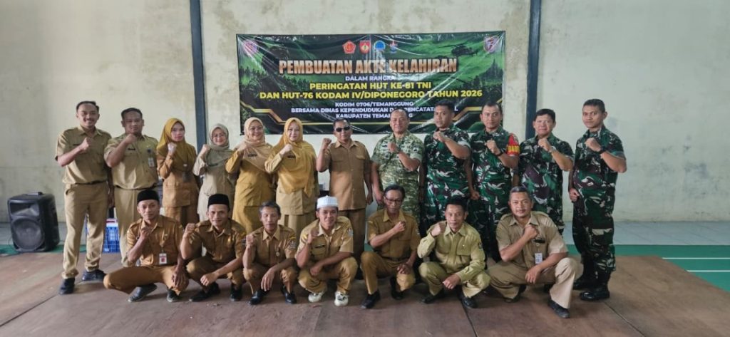 HUT TNI ke-81 Kodim Temanggung adakan Pelayanan Akta Kelahiran di Desa bersama Dinas Dukcapil.