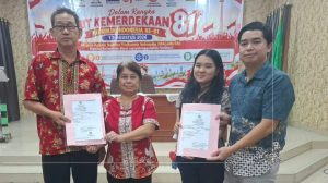 Ada hal unik pada kegiatan Kawin Massal di Pontianak yaitu perkawinan orangtua dan anak dicatatkan pada hari yang sama, Kamis, 17 September 2026. Tampak pasangan orangtua dan anak: Then Tjin Syien dan Lie Jun Tjin (kiri) dan Apriliyanto dan Novita (kanan) menunjukkan Akta Perkawinan mereka.
