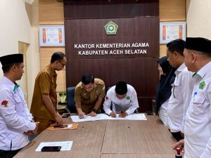 Kemenag dan Dukcapil Aceh Selatan Teken Kerjasama Integrasi Layanan untuk Memudahkan Pembaharuan Data Kependudukan Warga setelah Pencatatan Perkawinan.
